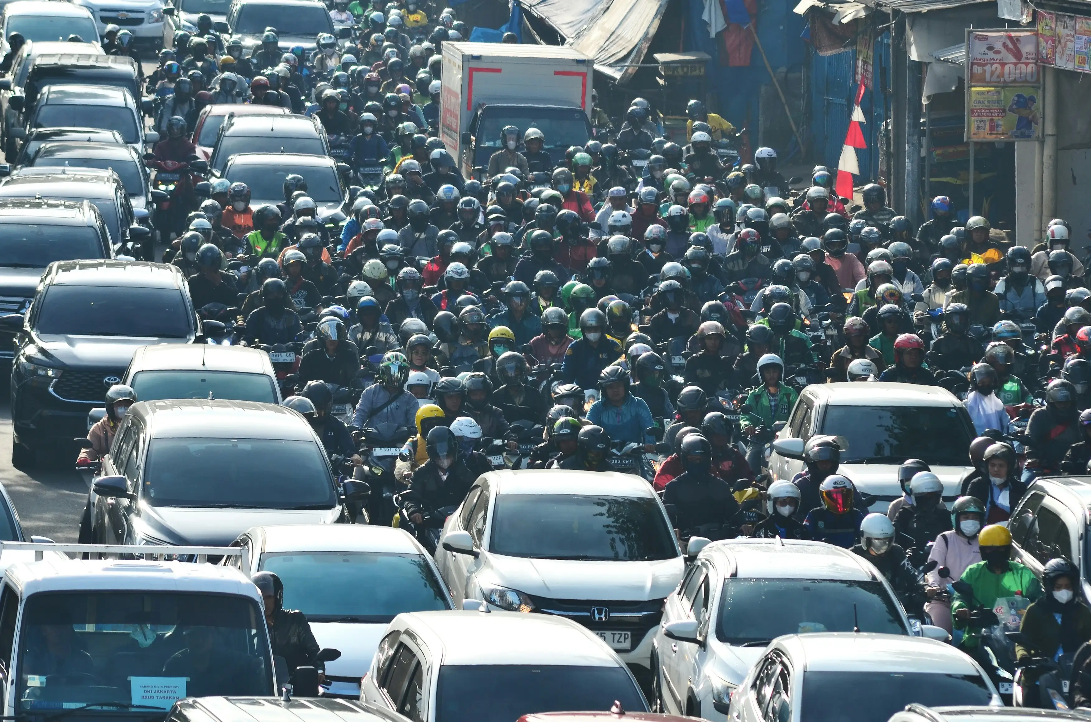 Kronologi Lengkap Mobil Ugal-Ugalan Lawan Arah di Gunung Sahari: Pelat Palsu, Golok, dan Pistol Mainan